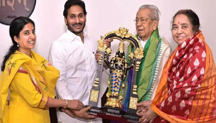 గవర్నర్ దంపతులతో, సీఎం జగన్ దంపతులు మర్యాదపూర్వక భేటీ.. గవర్నర్ దంపతులతో, సీఎం జగన్ దంపతులు మర్యాదపూర్వక భేటీ..