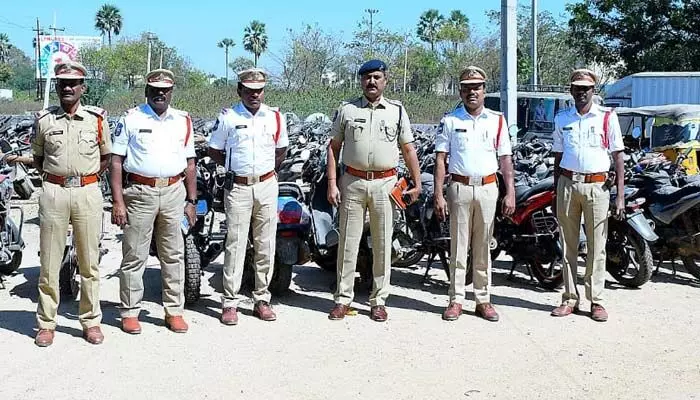 నెంబర్ ప్లేట్స్ లేని 348 వాహనాలు సీజ్.. నెంబర్ ప్లేట్స్ లేని 348 వాహనాలు సీజ్..