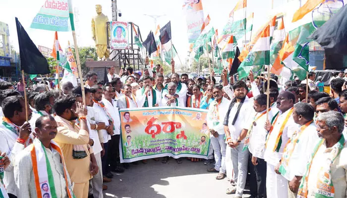 నిరంతర విద్యుత్ పేరుతో రైతులను మోసం చేస్తున్న ప్రభుత్వం నిరంతర విద్యుత్ పేరుతో రైతులను మోసం చేస్తున్న ప్రభుత్వం