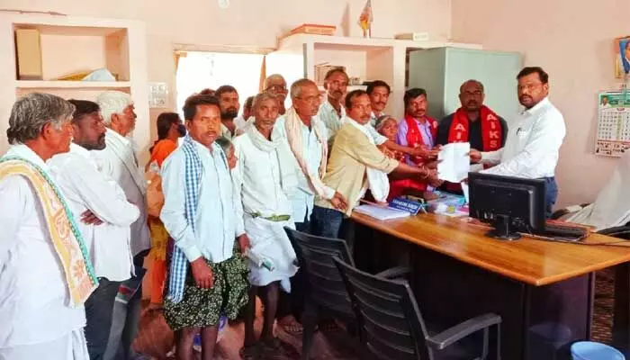 కాళేశ్వరం ప్రాజెక్టు ముంపుబాధిత రైతులు ధర్నా.. కాళేశ్వరం ప్రాజెక్టు ముంపుబాధిత రైతులు ధర్నా..