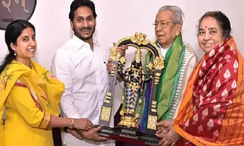 గవర్నర్ దంపతులతో, సీఎం జగన్ దంపతులు మర్యాదపూర్వక భేటీ..