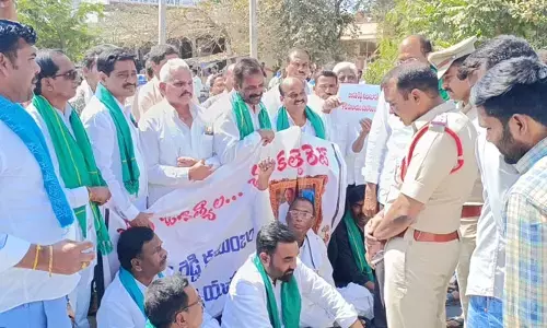 న్యాయం చేయాలని రోడ్డుపై నిరసన.. భారీగా ట్రాఫిక్ జాం