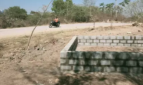 అక్రమ నిర్మాణాలను పట్టించుకోని అధికారులు