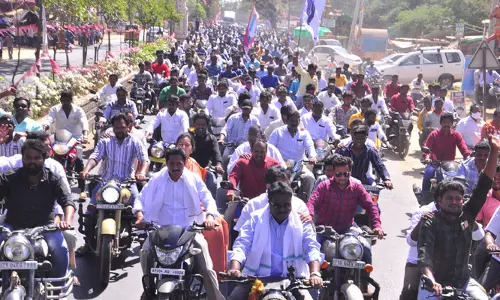దద్దరిల్లిన వైరా పట్టణం.. హాట్ టాపిక్‌గా మారిన పొంగులేటి బైక్ ర్యాలీ