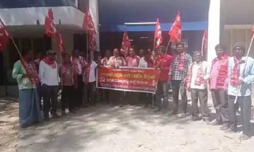 బ్యాంక్ ఎదుట సీపీఐ నేతల ధర్నా..