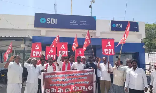 అదానీ కంపెనీ కుంభకోణంపై విచారణ జరిపించాలి.. ఎస్బీఐ బ్యాంకు ఎదుట ధర్నా