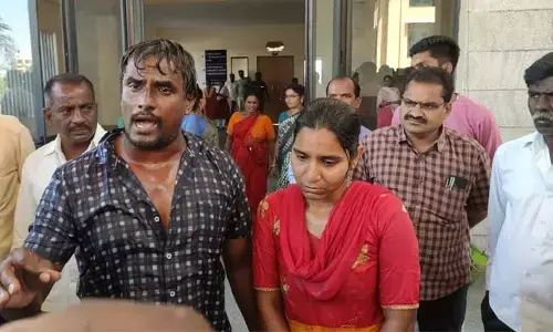 జనగామ కలెక్టరేట్ లో పెట్రోల్ పోసుకొని దంపతుల ఆత్మహత్యాయత్నం..