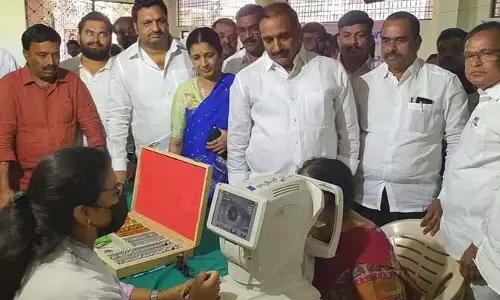 కంటి వెలుగు కేంద్రాన్ని పరిశీలించిన ఎమ్మెల్యే గాంధీ..