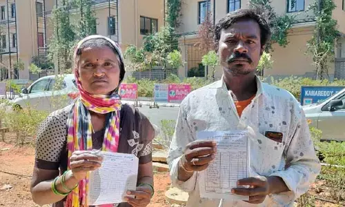 భర్త లేని సమయాన్ని చూసి గుడిసె తొలగించారు..