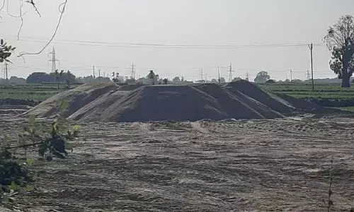 పెద్దవాగులో ఇసుక తోడేళ్ళు..