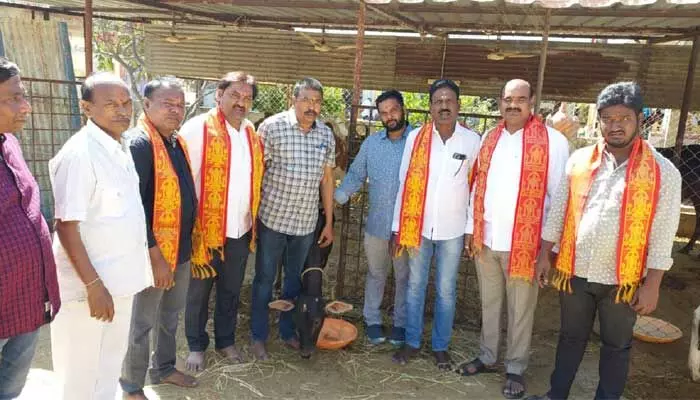 ప్రేమికుల దినోత్సవానికి వ్యతిరేకం.. గోశాలలో గో సేవ.. ప్రేమికుల దినోత్సవానికి వ్యతిరేకం.. గోశాలలో గో సేవ..