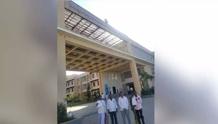 బీఆర్ఎస్ పార్టీ నేతల వేదింపులపై కలెక్టర్ కు ఫిర్యాదు బీఆర్ఎస్ పార్టీ నేతల వేదింపులపై కలెక్టర్ కు ఫిర్యాదు