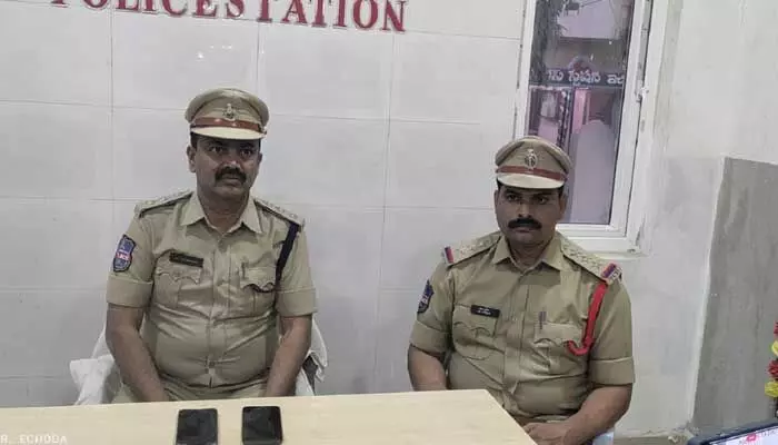జర్నలిస్టుల పై దాడికి పాల్పడిన హోమ్ గార్డు సస్పెండ్ జర్నలిస్టుల పై దాడికి పాల్పడిన హోమ్ గార్డు సస్పెండ్