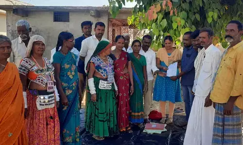 కోళ్ల షెడ్డుతో ఊరంతా దుర్వాసన..