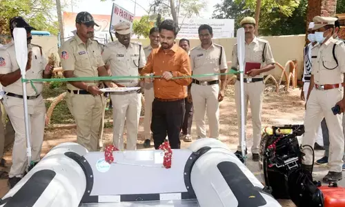 అగ్నిమాపక సేవల శాఖకు రెస్క్యూ బోట్లు, ఓబీఎం అందజేత