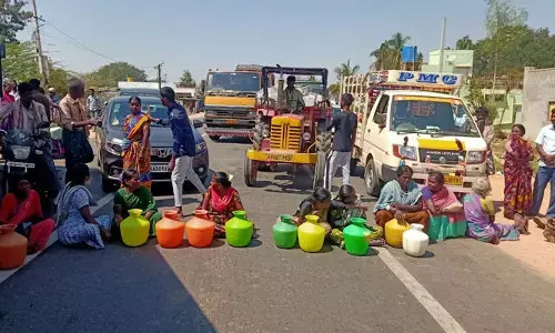 తాగునీటి కోసం ఖాళీ బిందెలతో మహిళల ధర్నా