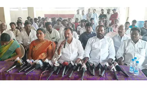 బీఆర్ఎస్ కు ముగ్గురు కౌన్సిలర్ల రాజీనామా