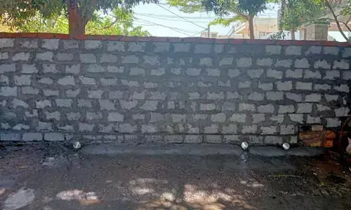 రోడ్డుకు అడ్డంగా గోడ నిర్మాణం... నిలిచిపోయిన రాకపోకలు