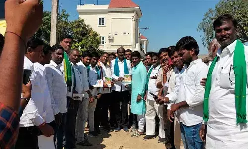 చమ్మక్ చంద్రను కలిసిన వడ్డేపల్లి సుభాష్ రెడ్డి..