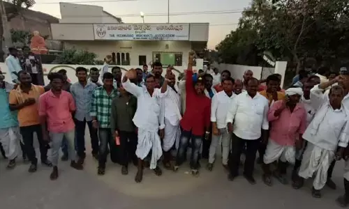 మార్కెట్ కమిటీ గేటుకు తాళాలు వేసిన రైతులు