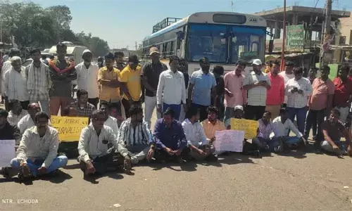 జర్నలిస్టుపై దాడికి నిరసనగా రాస్తారోకో..