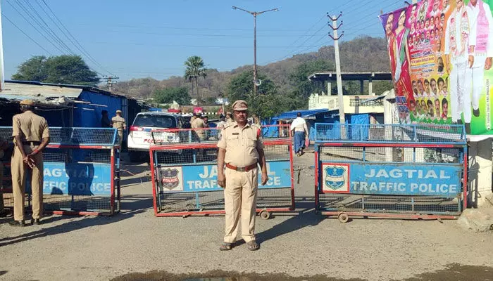 మరికొద్దిసేపట్లో కొండగట్టుకు చేరుకోనున్న సీఎం.. కొండగట్టు దారులన్ని క్లోజ్! మరికొద్దిసేపట్లో కొండగట్టుకు చేరుకోనున్న సీఎం.. కొండగట్టు దారులన్ని క్లోజ్!