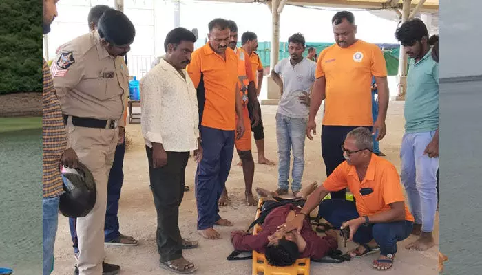 Prakasam Barriage: యువకుడి ఆత్మహత్యాయత్నం.. రక్షించిన ఎస్డీఆర్ఎఫ్ Prakasam Barriage: యువకుడి ఆత్మహత్యాయత్నం.. రక్షించిన ఎస్డీఆర్ఎఫ్