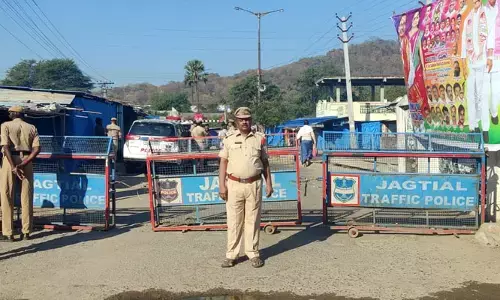 మరికొద్దిసేపట్లో కొండగట్టుకు చేరుకోనున్న సీఎం.. కొండగట్టు దారులన్ని క్లోజ్!