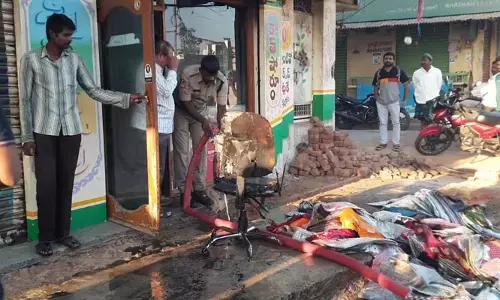 వస్త్ర దుకాణంలో ఘోర అగ్ని ప్రమాదం