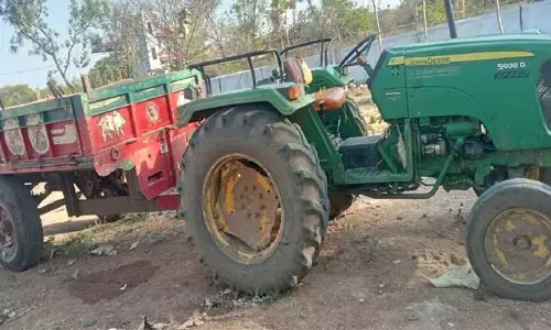 ఇసుక ట్రాక్టర్ పట్టివేత : ఎస్సై గిరి
