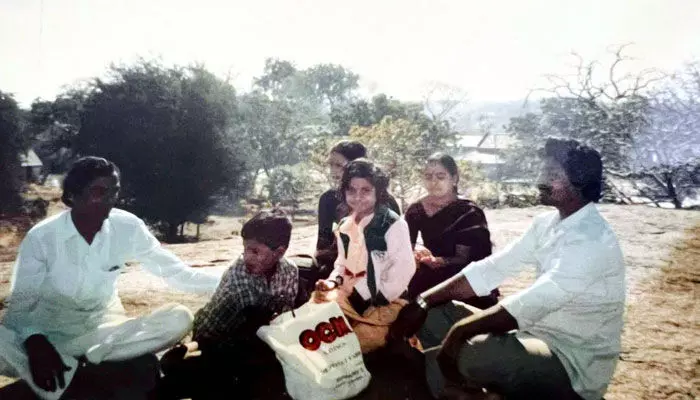 KCR : 30 ఏళ్ల క్రితం కొండగట్టులో కేసీఆర్ ఫ్యామిలీ పిక్స్ చూశారా? KCR : 30 ఏళ్ల క్రితం కొండగట్టులో కేసీఆర్ ఫ్యామిలీ పిక్స్ చూశారా?