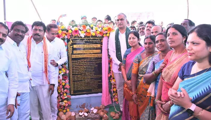 వంద పడకల ఆస్పత్రికి శంకుస్థాపన చేసిన మంత్రి హరీష్ రావు.. వంద పడకల ఆస్పత్రికి శంకుస్థాపన చేసిన మంత్రి హరీష్ రావు..