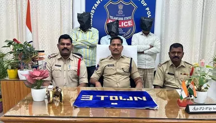 వెండికి బంగారం పూత పూసి అమ్ముదామనుకున్నారు... కానీ,.... వెండికి బంగారం పూత పూసి అమ్ముదామనుకున్నారు... కానీ,....
