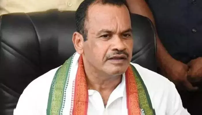 ఎంపీ కోమటిరెడ్డిపై బీఆర్ఎస్ కార్యకర్తల దాడి ఎంపీ కోమటిరెడ్డిపై బీఆర్ఎస్ కార్యకర్తల దాడి