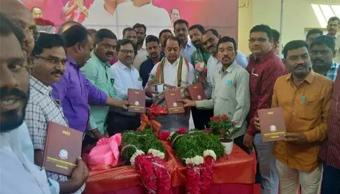 వైద్య ఆరోగ్య ఉద్యోగుల డైరీ ఆవిష్కరించిన మంత్రి, కలెక్టర్ వైద్య ఆరోగ్య ఉద్యోగుల డైరీ ఆవిష్కరించిన మంత్రి, కలెక్టర్