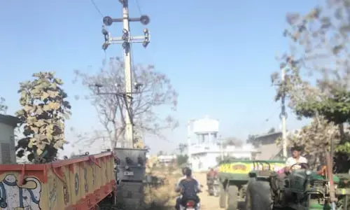 కంచలేని ట్రాన్సపార్మర్లు.. పొంచి ఉన్న ప్రమాదాలు