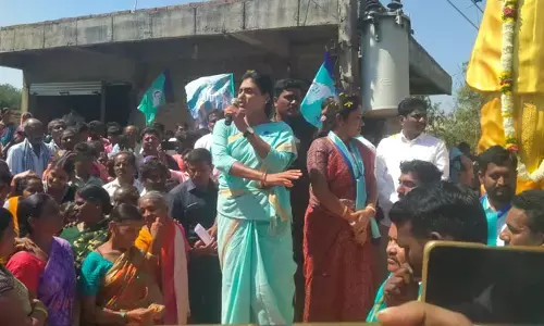 రైతులు కోటీశ్వరులు అయితే 8 వేల మంది రైతులు ఆత్మహత్యలు ఎందుకు..? వైఎస్ షర్మిల