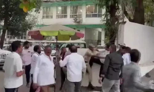 మున్సిపల్ అధికారులపై చేయి చేసుకున్న లీడర్లు అరెస్ట్