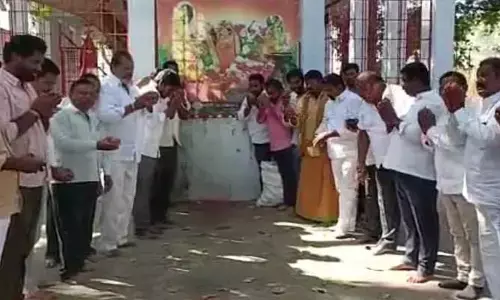 చింత ఆరోగ్యం బాగుండాలని 101 కొబ్బరి కాయలు కొట్టిన నేతలు