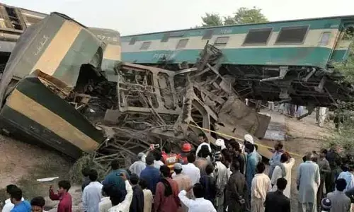 పట్టాల మధ్య భారీ పేలుడు... గాల్లోకి ఎగిరి కిందపడ్డ ట్రైన్ బోగీలు
