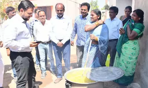 ఇద్దరు అంగన్వాడీ టీచర్లను సస్పెండ్ చేసిన కలెక్టర్