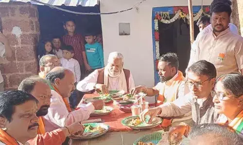 దళిత కార్యకర్త ఇంట్లో కేంద్రమంత్రి అల్పాహారం