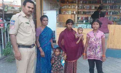 తప్పి పోయిన మూడేళ్ల చిన్నారి.. తల్లి చెంతకు చేర్చిన పోలీసులు