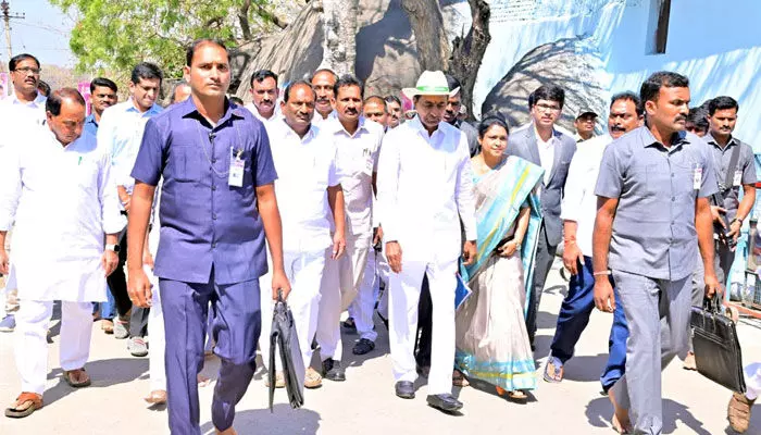 3 కిలోమీటర్లకో పదవి.. సీఎం టూర్లో చిత్ర విచిత్రాలు! 3 కిలోమీటర్లకో పదవి.. సీఎం టూర్లో చిత్ర విచిత్రాలు!