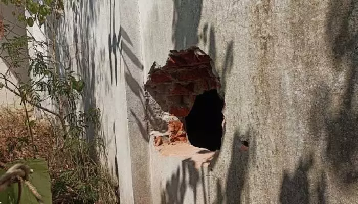 గోడకు కన్నం వేసి బ్యాంక్ లో చొరబడ్డ దొంగలు.. గోడకు కన్నం వేసి బ్యాంక్ లో చొరబడ్డ దొంగలు..