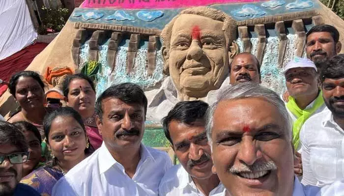 రాజకీయాల కోసం కాదు ప్రజల కోసం పనిచేసే సీఎం.. కేసీఆర్ : మంత్రి హరీశ్ రావు రాజకీయాల కోసం కాదు ప్రజల కోసం పనిచేసే సీఎం.. కేసీఆర్ : మంత్రి హరీశ్ రావు