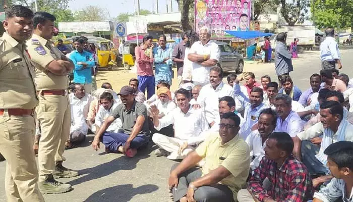 సాగునీటి కోసం రోడ్డెక్కిన రైతులు.. సాగునీటి కోసం రోడ్డెక్కిన రైతులు..