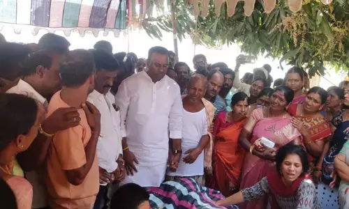 మృతుల కుటుంబాలను పరామర్శించిన కోమటిరెడ్డి రాజగోపాల్ రెడ్డి..