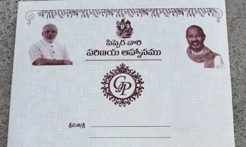పెళ్లి శుభలేఖలో మోడీ, బండి సంజయ్ ఫోటోలు..