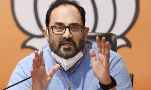 మీ నాన్న లాంటి వాళ్ల వల్లే దేశాభివృద్ధి కుంటుపడుతోంది